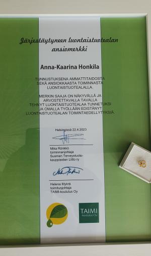 Anna-Kaarina Honkilalle myönnettiin järjestäytyneen luontaistuotealan ansiomerkki