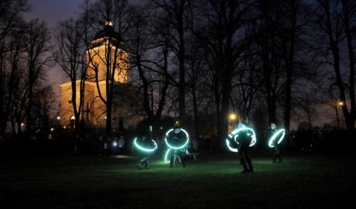 Suomenlinna näyttäytyy uudessa valossa pyhäinpäivänä Viaporin Kekrissä