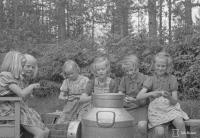 siirtolaistytot-auttavat-lottia-evakkojen-muonittamisessa-parikkala-1944.jpg