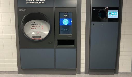 Kuopion Prismaan juomapakkausten suursyömäri – TOMRA R1 -palautusautomaattiin voi kaataa kerralla säkillisen muovipulloja ja tölkkejä