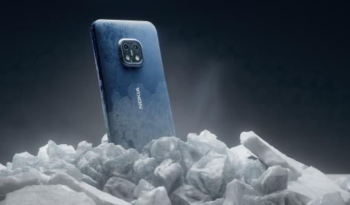 HMD Global jääkiekon MM-kisojen viralliseksi yhteistyökumppaniksi: Viki ja Köpi laittavat Nokia XR20 -puhelimen kovaan testiin jäällä