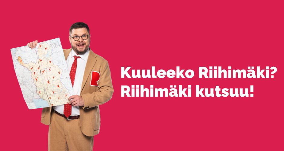 Riihimäen virallinen Sisäänheittäjä Janne Kataja seisoo kartta kädessä. Punaisella taustalla teksti: Kuuleeko Riihimäki? Riihimäki kutsuu.