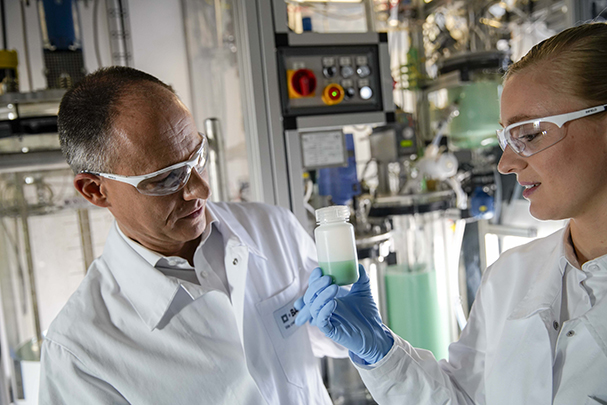 BASF:n katodimateriaalit vaikuttavat akun tehokkutteen. Tutkijat tarkastelevat esiaste, josta prosessoidaan katodimateriaali litiumioniakkuihin.
